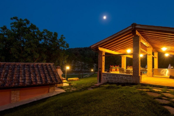 poppi-villa-at-night