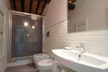 tuscany-farmhouse-bathroom