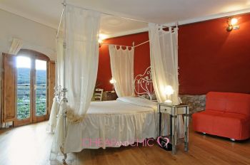 tuscany-farmhouse-elegant-room