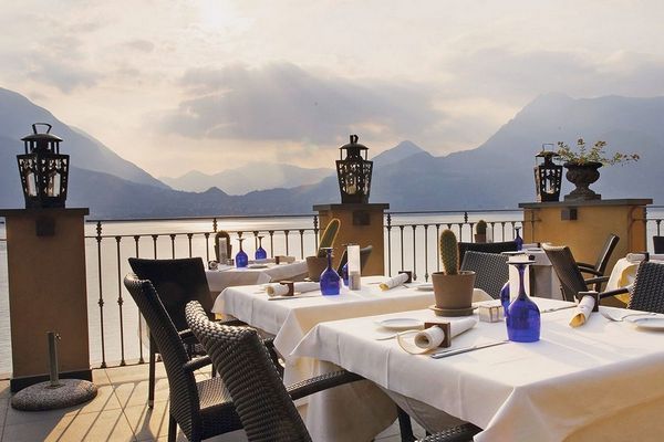 chic and cheap lake como wedding